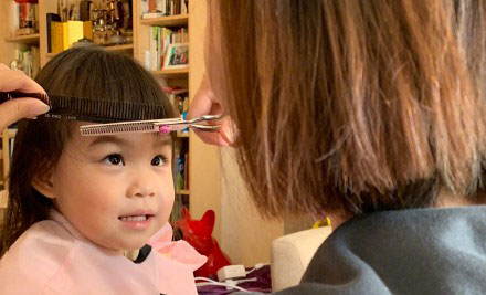 王铮亮女儿获张靓颖扎小辫 被称专属发型师上线